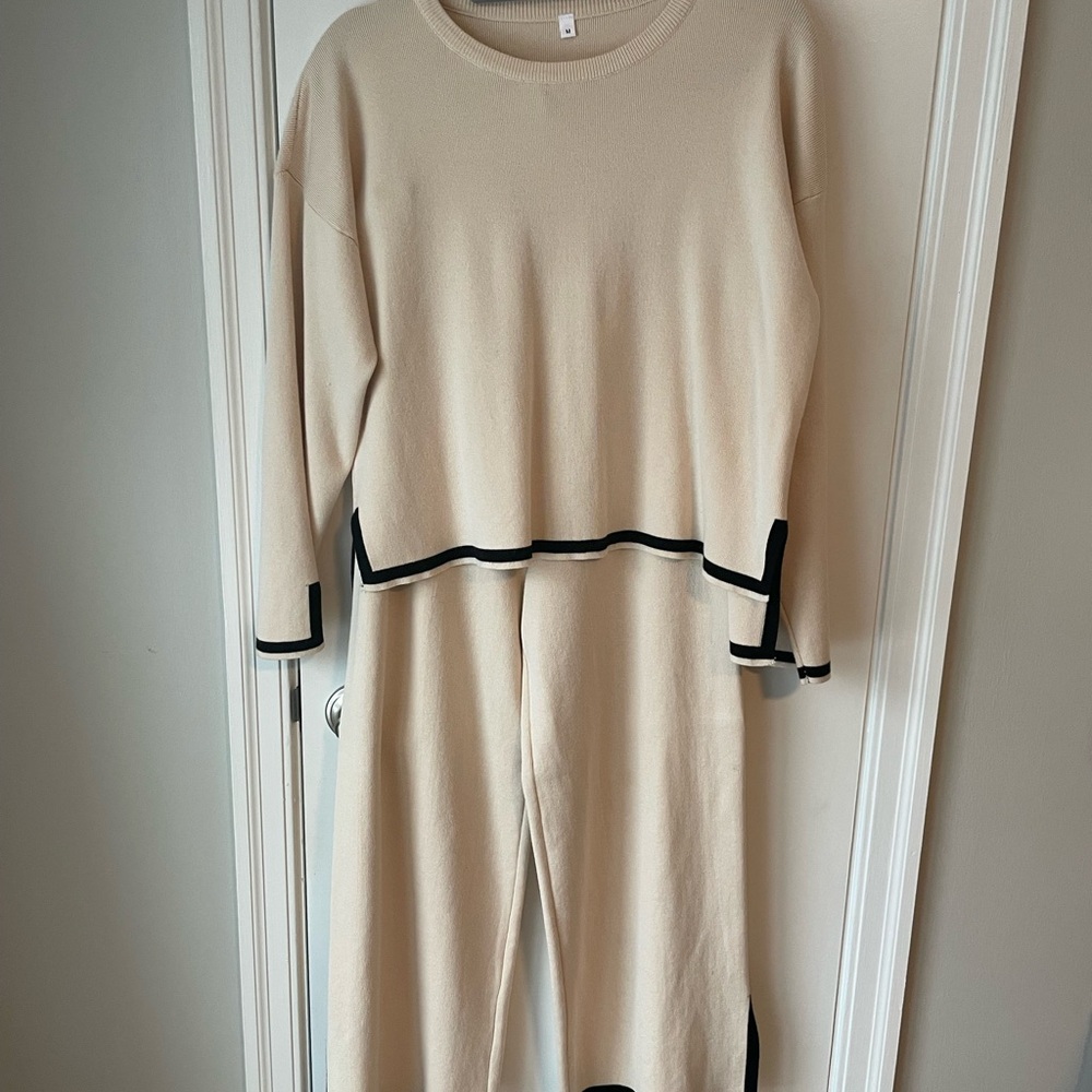 Extremely popular two-piece lounge set from Amazon. Size Medium - Picture 3 of 6